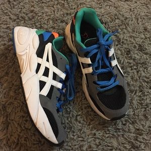 Boys ASICSgel shoes size 5-Purchased new worn once